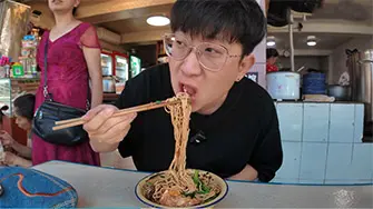 重慶の人々が辛いスープで目を覚ます方法