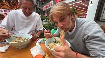 イタリア人の家族が初めて重慶の麺を試してみた